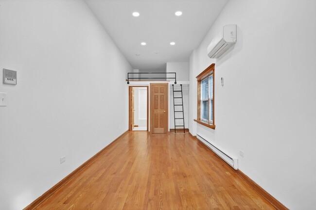Building Photo - 611 W Briar Pl