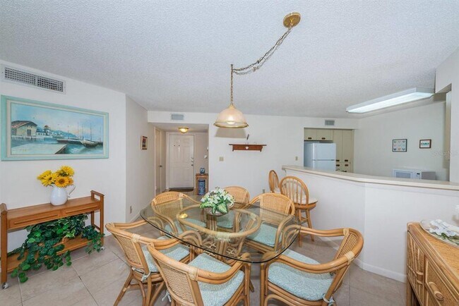 Building Photo - 6050 Bahia Del Mar Cir N