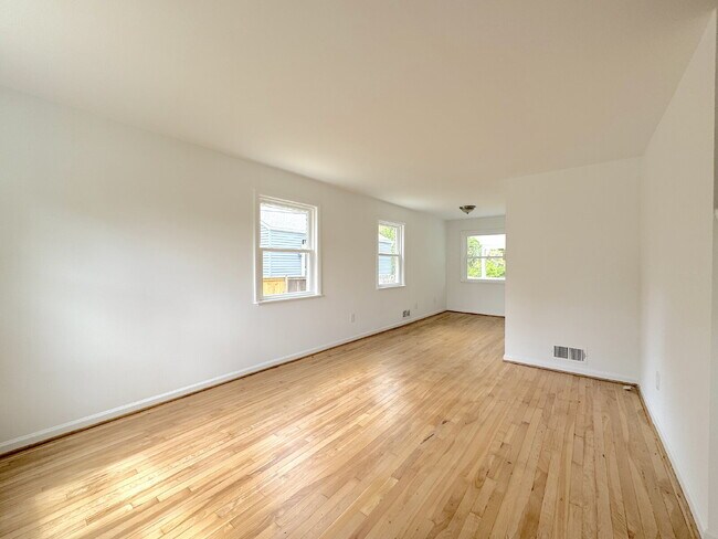 Foto del edificio - Charming 2BR Townhome with Finished Basement, Fenced Yard & Private Driveway Near Huntington Metro