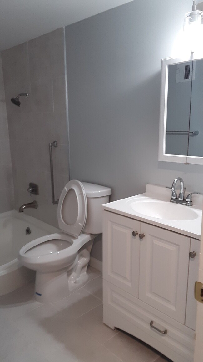 Building Photo - 3335 Huntley Square Dr unit C-1