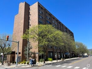 Building Photo - 220 Linden St