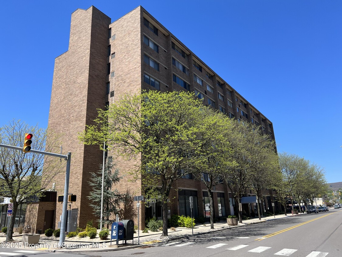 Primary Photo - 220 Linden St