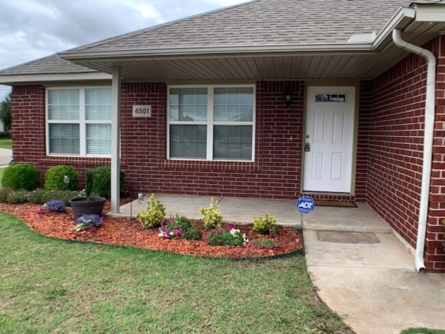 Building Photo - Newer 3 Bedroom off I-240