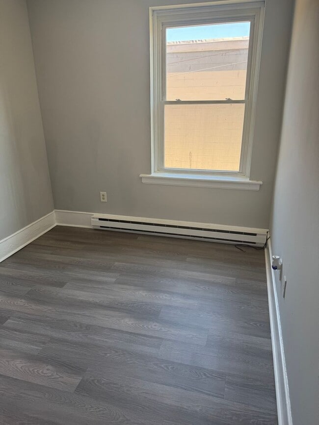 Building Photo - Recently Renovated 1 Bedroom/ 1 Bathroom Apartment -- Ready For Move-In!