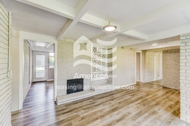 Foto del edificio - 3920 Parkwood Rd