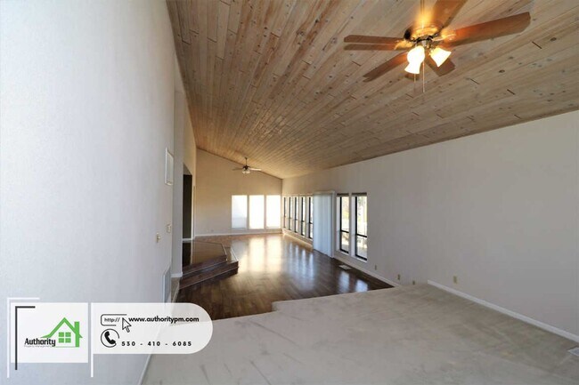 Foto del edificio - Larger West Redding Home, Landscaping Incl...