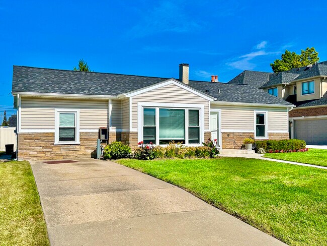 Foto del edificio - 8150 W Winnemac Ave