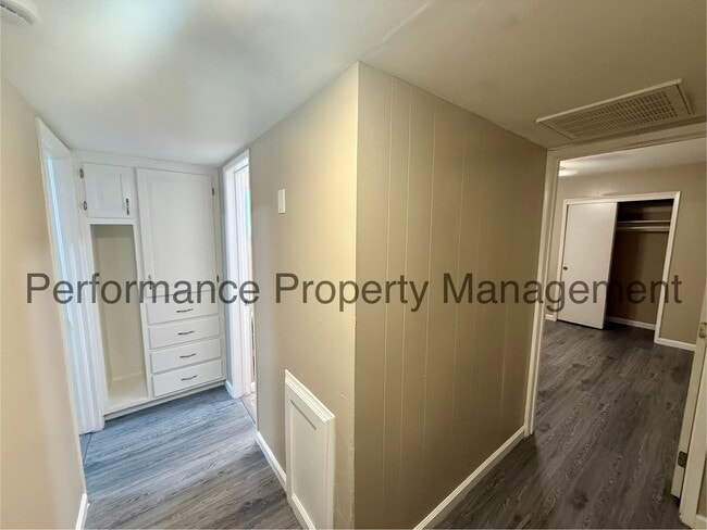 Building Photo - 4 N McDonald Way