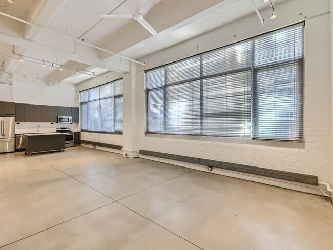 Building Photo - 700 N Washington Ave