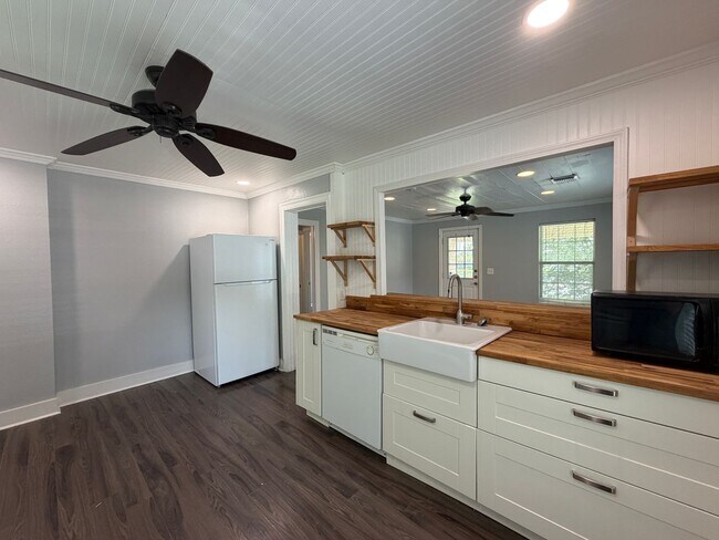 Building Photo - CUTE 2/1 HOME CLOSE TO DOWNTOWN