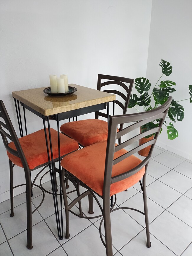 Área de comedor - 6999 W 25th Ave