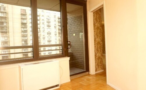 Building Photo - 350 E 38th St