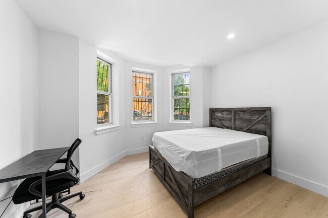 Foto del edificio - 514 E188 BH LLC