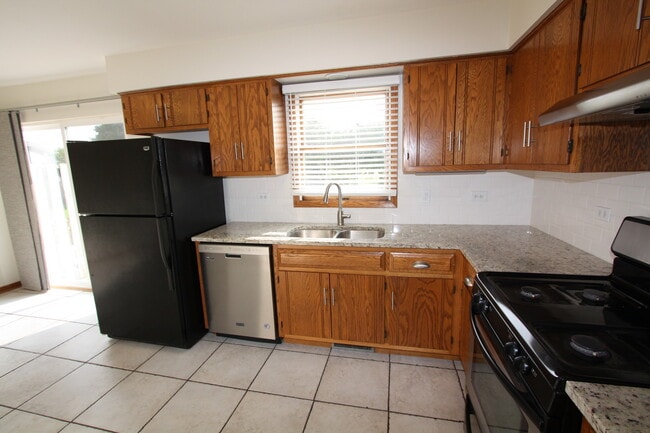 Building Photo - 301 S Raven Rd