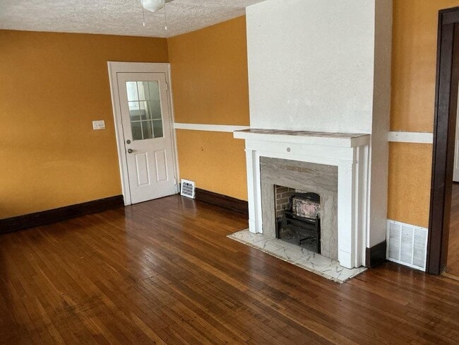 Foto del edificio - 3428 W 117th St