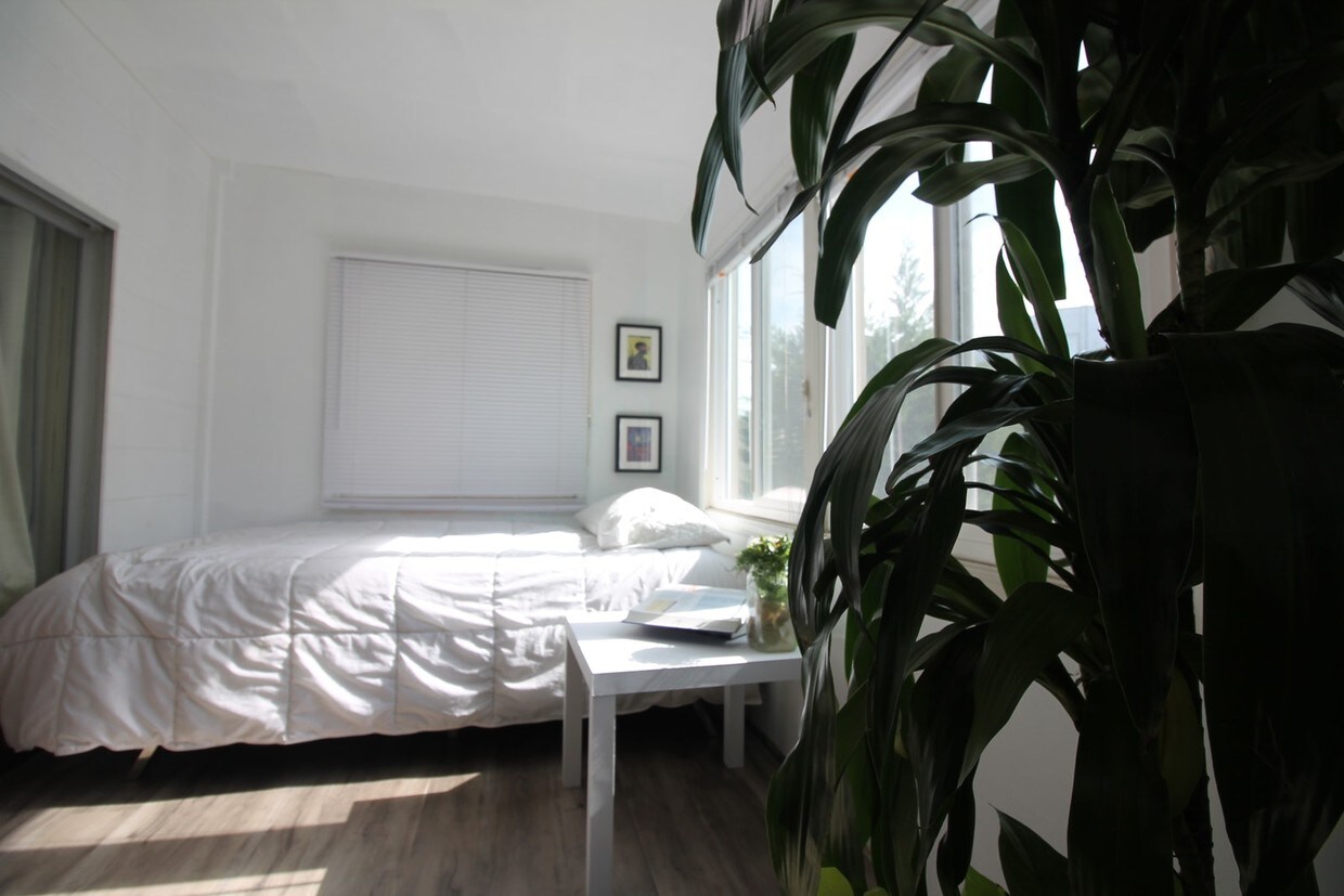 Building Photo - 527 26 ave, Unit room