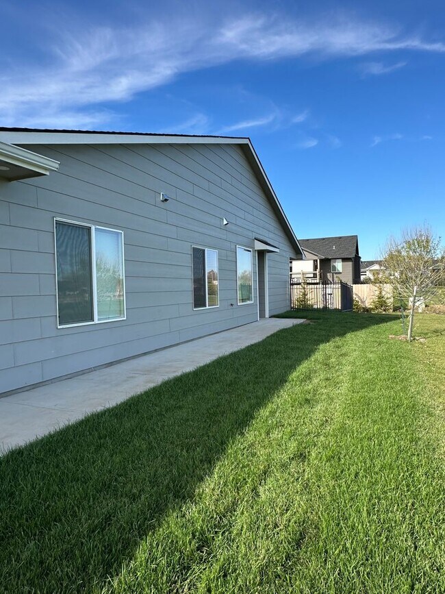 Foto del edificio - Gorgeous, BRAND NEW 4 Bedroom 2 Bath Duple...