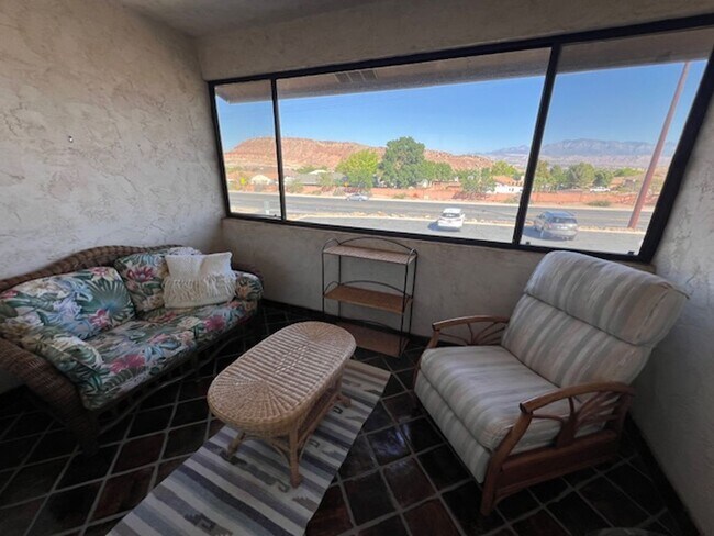 Foto del edificio - 55+ AGE RESTRICTION Cozy Bloomington