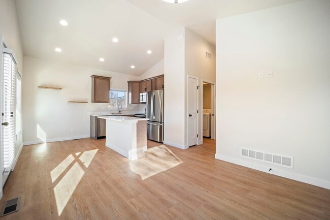 Building Photo - 824 E Moreno Ave