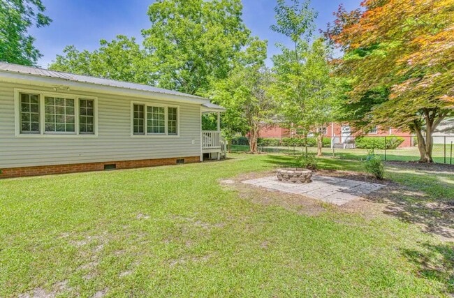 Building Photo - 208 E Columbus St