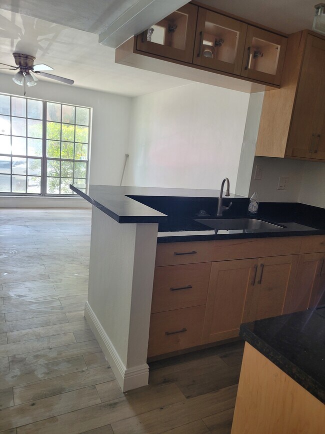 Building Photo - 10746 N Kendall Dr