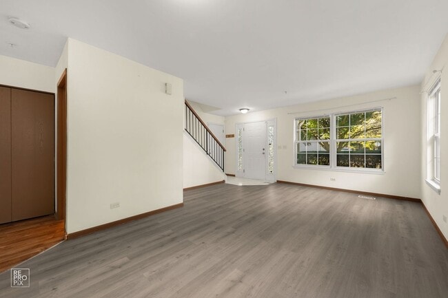 Building Photo - Gorgeous 2 Bedroom Townhome located in Mun...