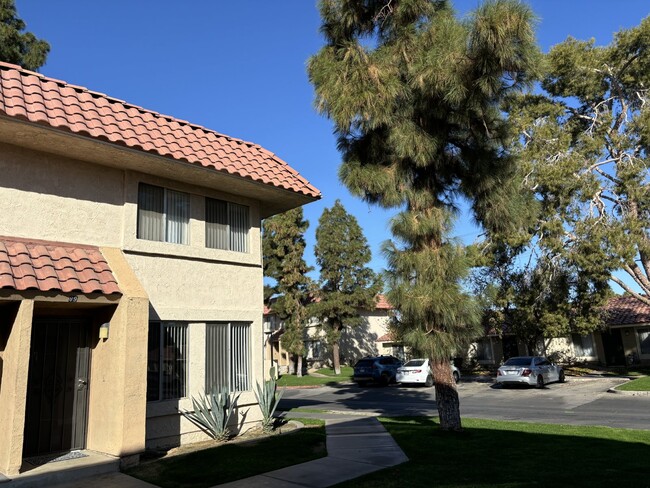 Building Photo - 2-story, 2-Bedroom Condo for Rent in Indio