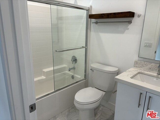 Building Photo - 857 1/2 Hyperion Ave