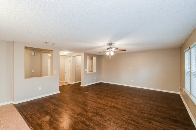 Foto del edificio - 2427 Brian Lakes Dr E