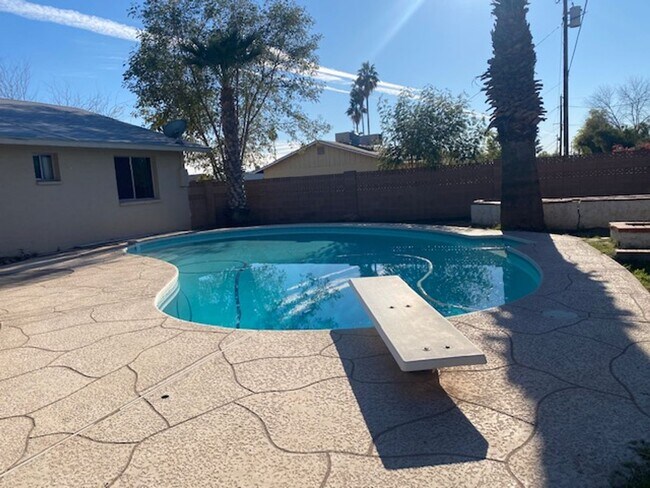 Building Photo - SINGLE LEVEL TEMPE HOME WITH A POOL ON COR...