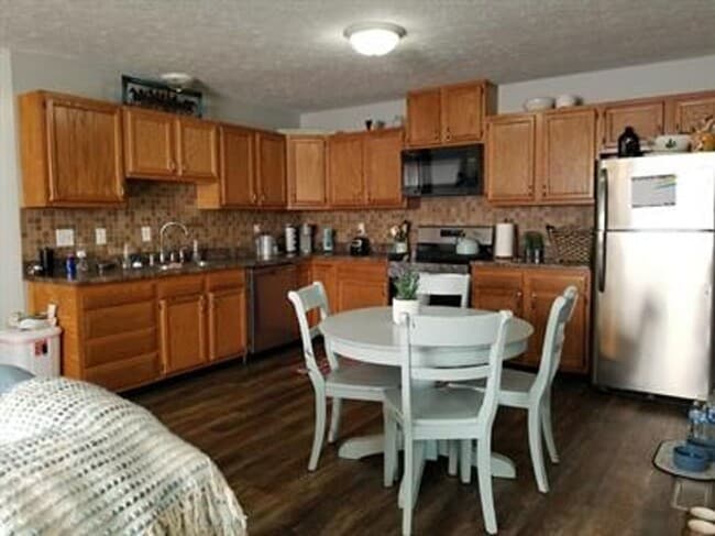 Building Photo - 213/215 Wintergreen Drive