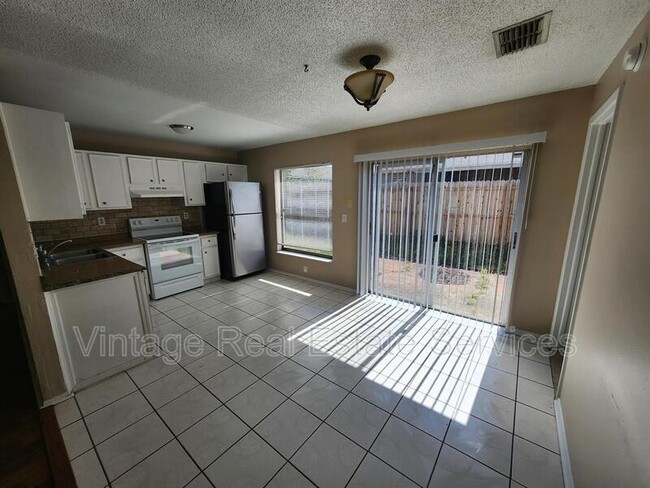 Building Photo - 905 Old Field Dr
