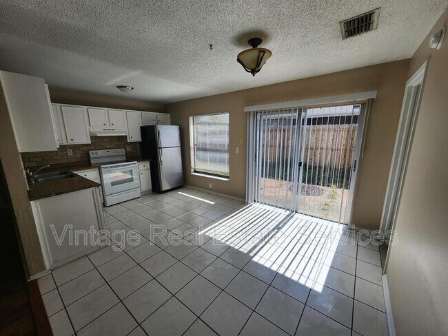 Foto del edificio - 905 Old Field Dr