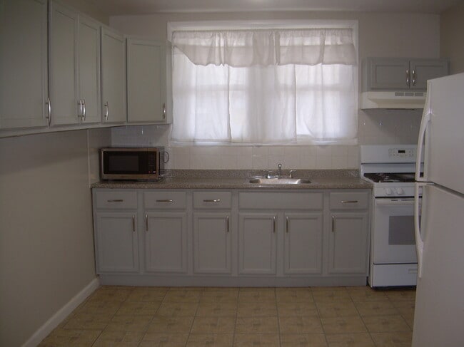 Building Photo - 996 Anchor St