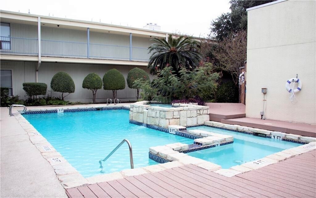 Foto principal - 3840 Far W Blvd