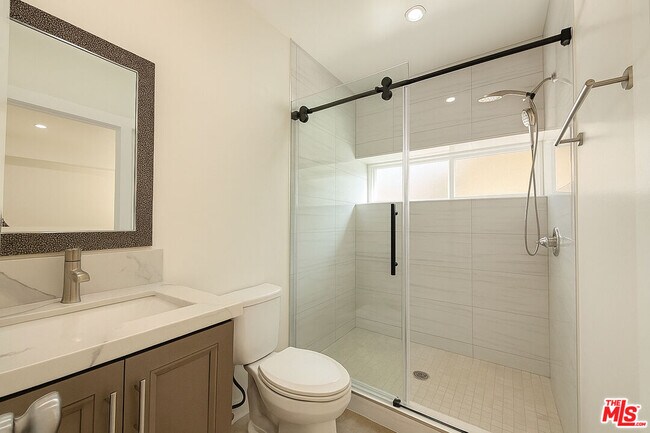 Foto del edificio - 5244 Whitsett Ave