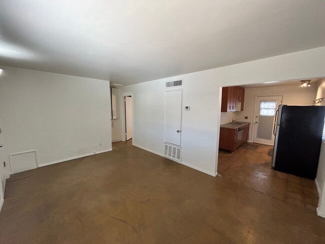 Building Photo - 1 bedroom 1 bathroom with Large Storage Unit!