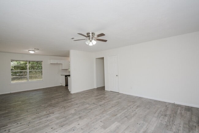 Building Photo - 1825 Live Oak Dr