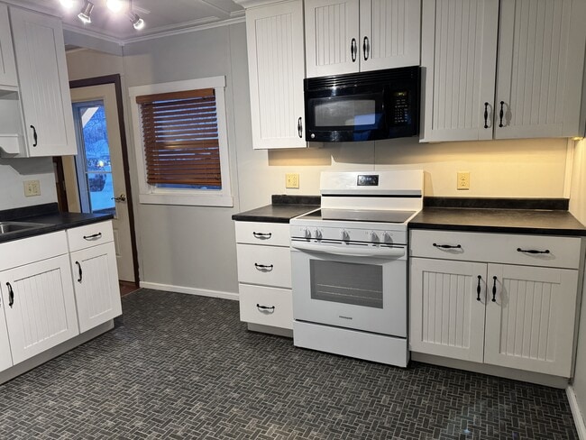 Building Photo - 43 Pleasant View St