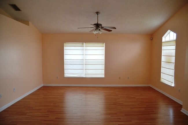 Foto del edificio - Cute 3/2 House with Laminate Flooring and ...