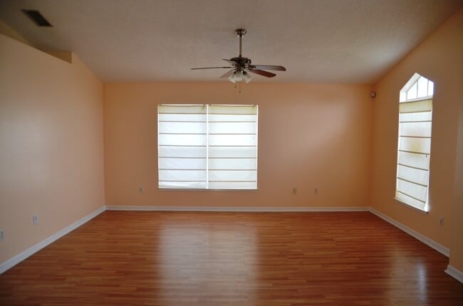 Foto del edificio - Cute 3/2 House with Laminate Flooring and 1-Car Garage (SE Orlando)