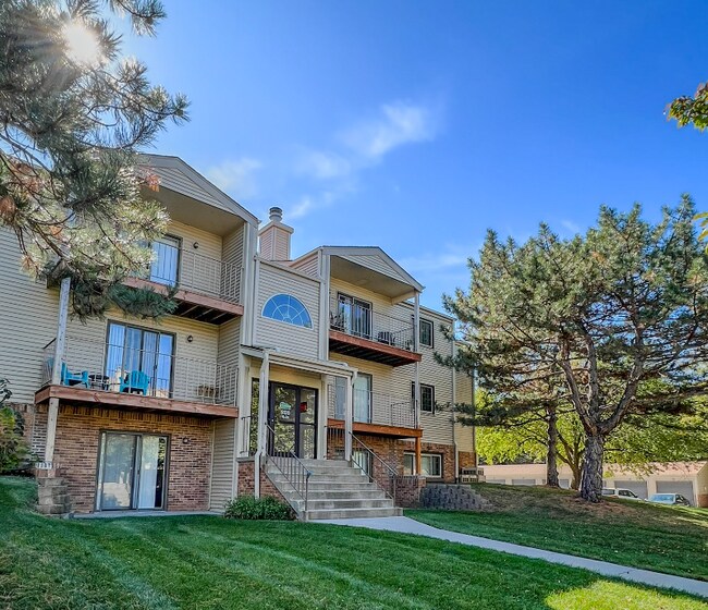 Building Photo - 5010 Emerald Dr