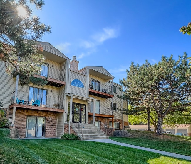 Building Photo - 5010 Emerald Dr