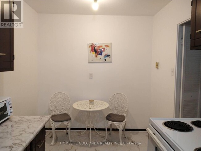 Building Photo - 350-350 Seneca Hill Dr