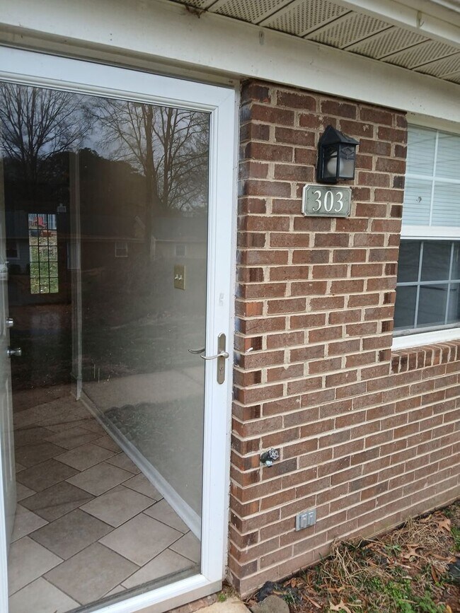 Foto del edificio - Walk in Shower! Single Level, 2 BR, 2 FULL Bath Townhome $1325/mo. Garner, NC !