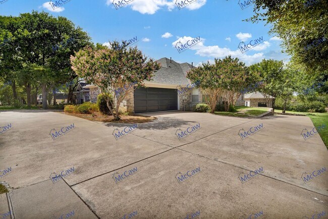 Building Photo - **Move-In Special** Lovely 4/2.5 on Golf C...