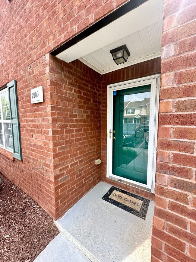Building Photo - Welcome Home! Rare 3 Bedroom 2.5 Bath Town...
