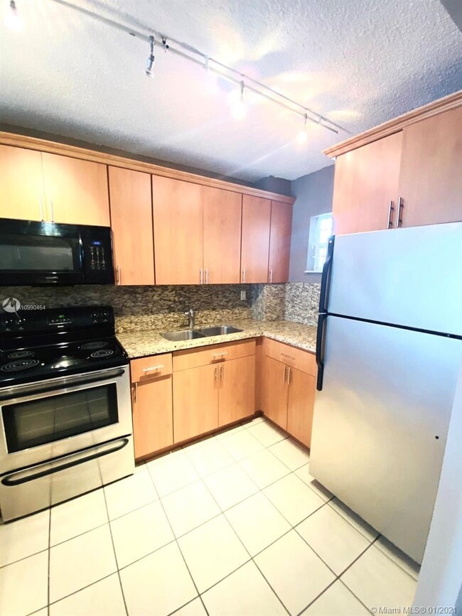 Building Photo - 305 W 68th St
