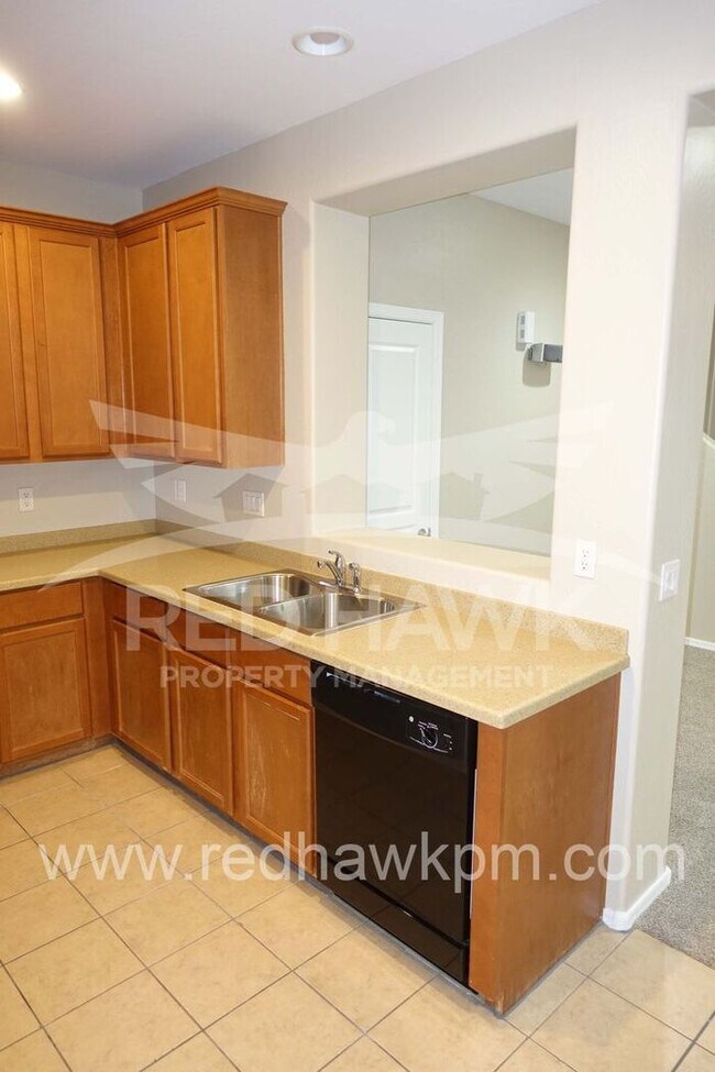 Building Photo - Freshly Painted 3 Bedroom, 2.5 Bathroom Gi...