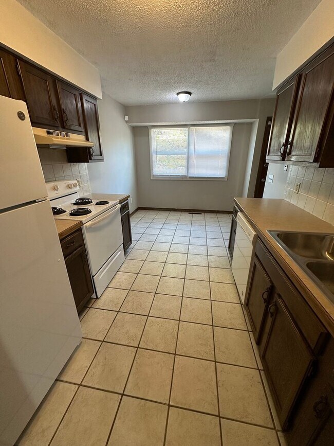 Foto del edificio - Cute Twin Home on East Side - $250 Off 1st...